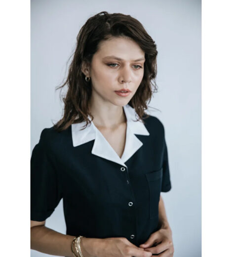 Hemşire Forması – Kadın, Lacivert, Beyaz Yaka Düğme Detay (Yakın) – HUF-017