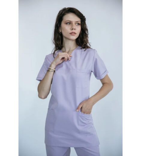 Hemşire Forması – Kadın, Lila Scrub Tunik, V-Yaka, Cepli (Yakın) – HUF-018