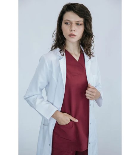 Doktor Önlüğü – Unisex, Beyaz Uzun, Bordo Scrub (Yakın) – HUF-039