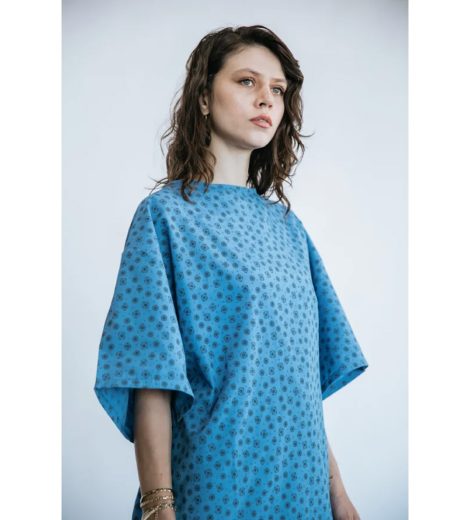 Hasta Önlüğü – Unisex, Mavi Desenli, Bisiklet Yaka (Yakın) – HUF-042