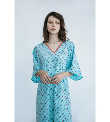 Hasta Önlüğü – Unisex, Turkuaz Desenli, Kırmızı Biyeli V-Yaka (Orta) – HUF-043